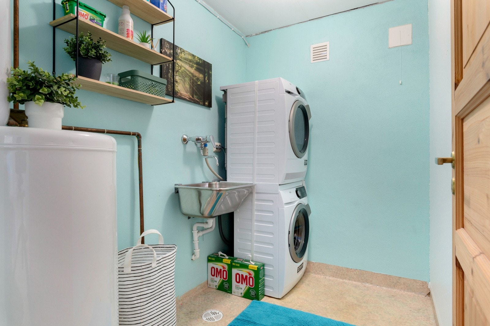 Vaskerom tilhørende hoveddelen. Egen varmtvannstank og opplegg for vask og tørk, samt utslagsvask. Galleribilde