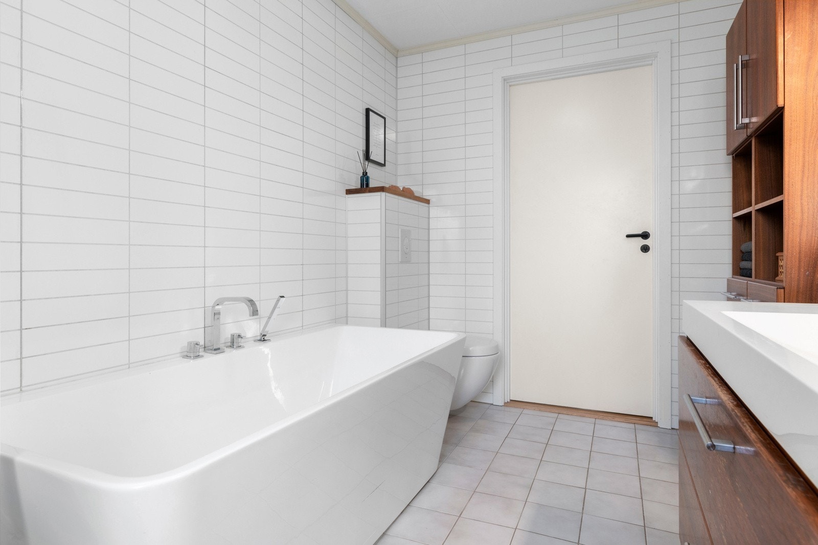 Det er varmekabler i det flislagte gulvet. Galleribilde