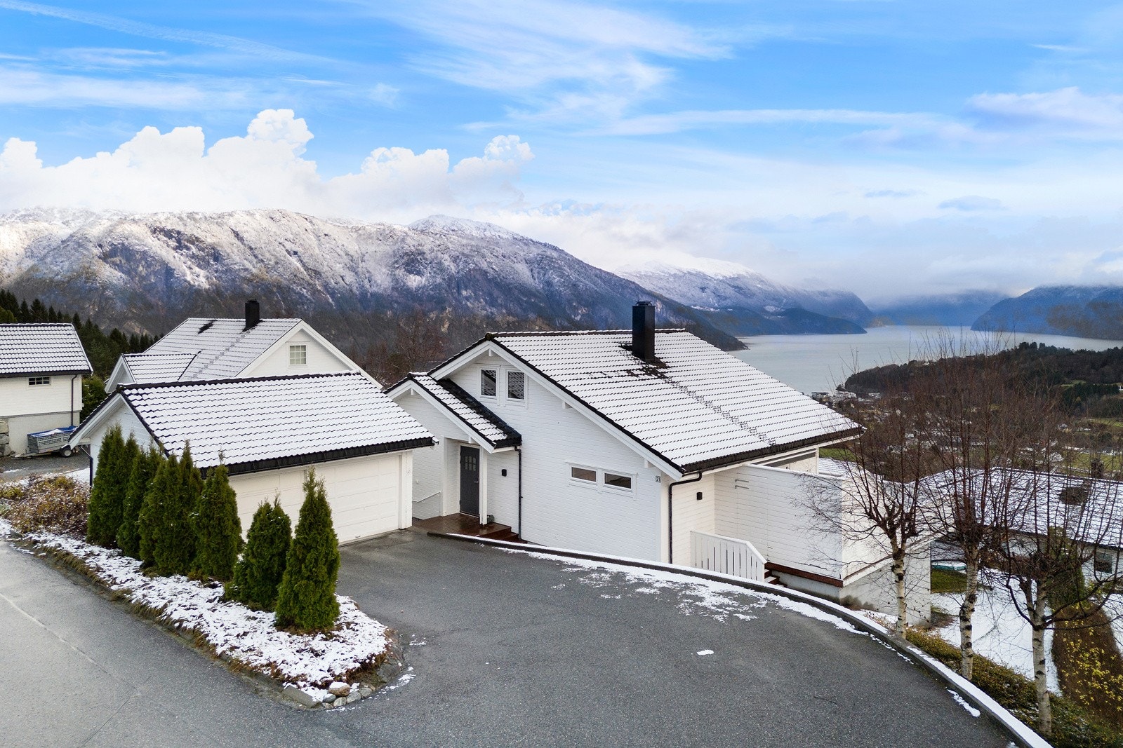 Eiendommen ligger høyt og fint i terrenget med nydelig utsikt mot Storfjorden og fjella rundt. Galleribilde