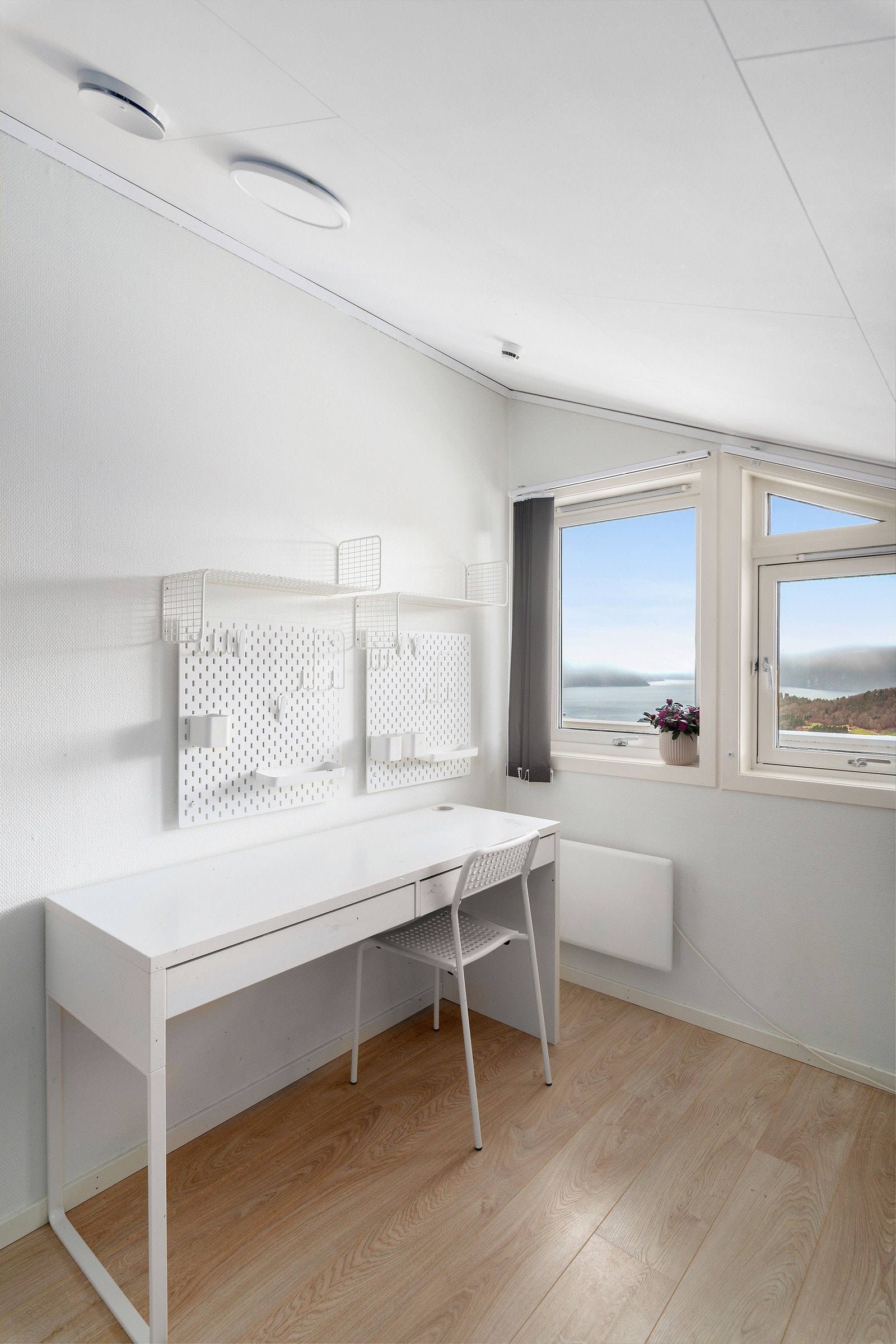 God plass til en skrivepult på soverommet. Galleribilde