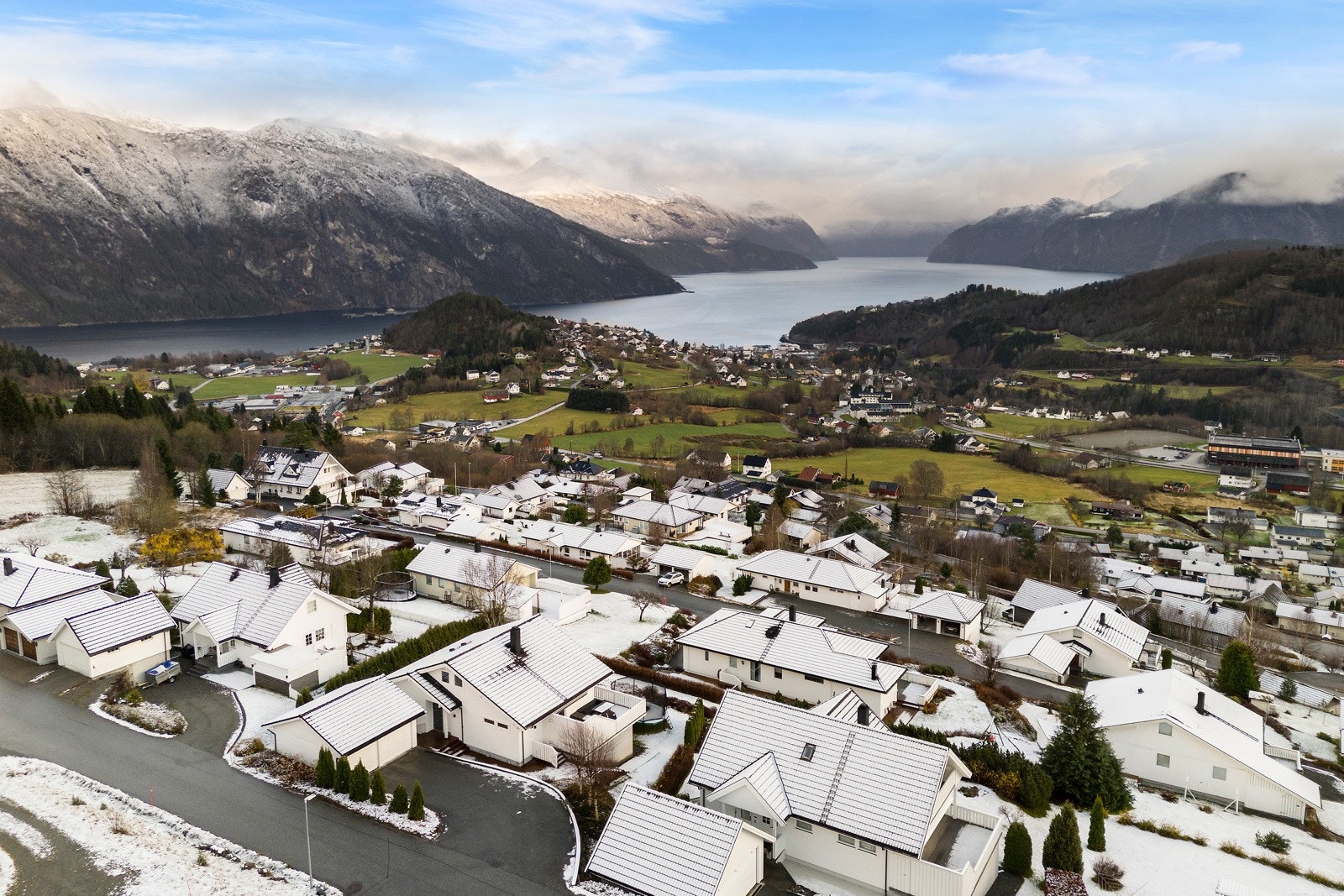 Eiendommen ligger i en rolig gate uten gjennomgangstrafikk. Det er flotte turstier like ved boligen. Galleribilde