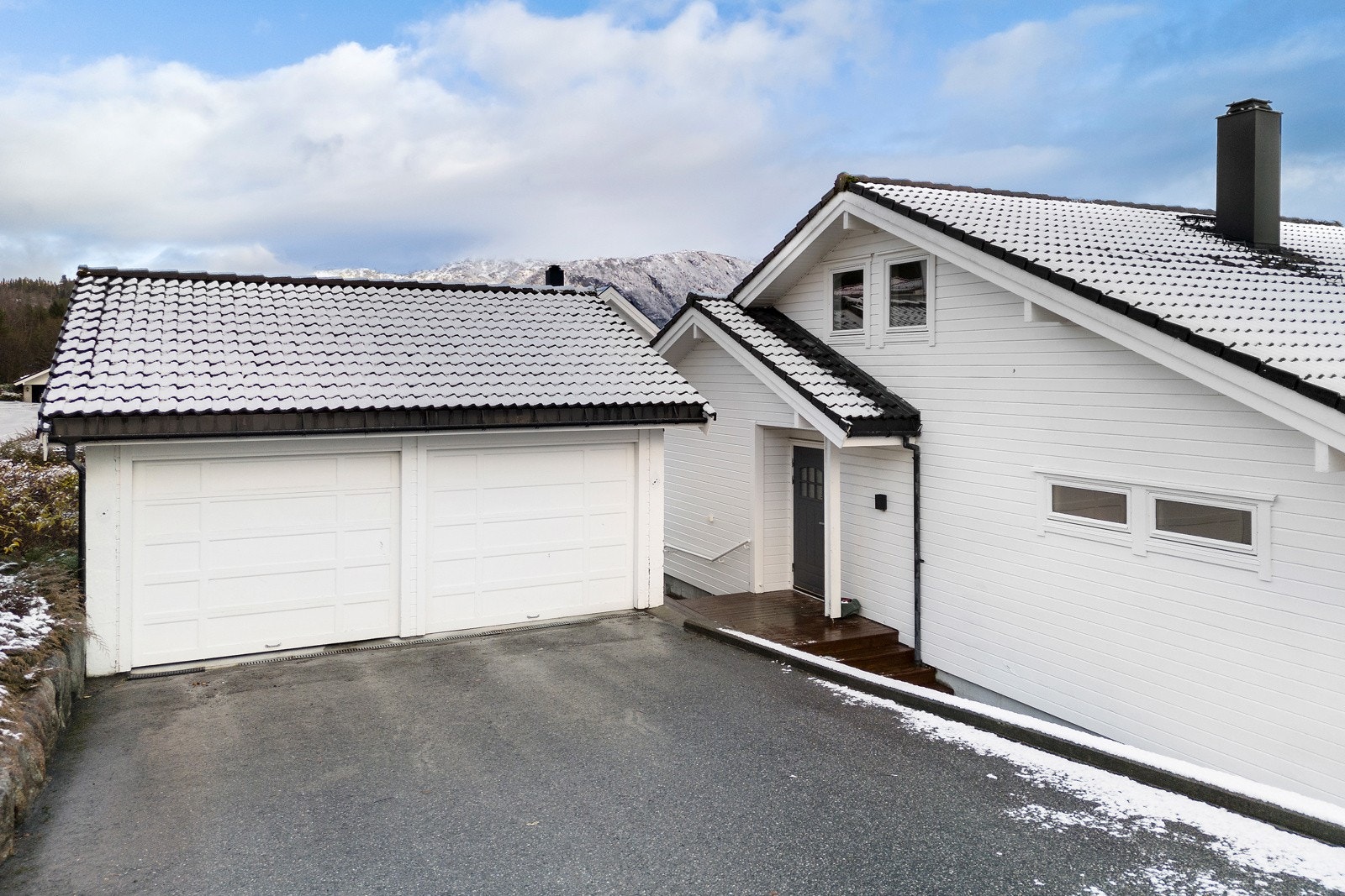 Asfaltert innkjørsel og dobbelgarasje. Enkelt og fint. Galleribilde