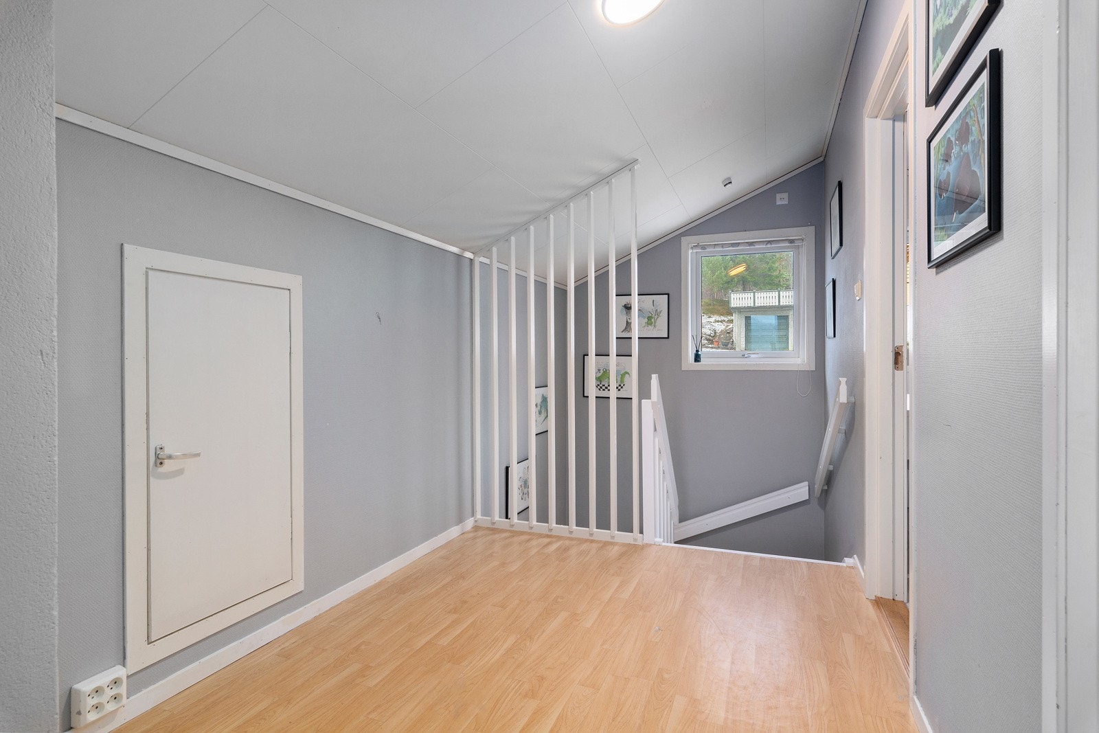 Loftet består av en gang, lagringsrom i raftene og tre soverom. Galleribilde