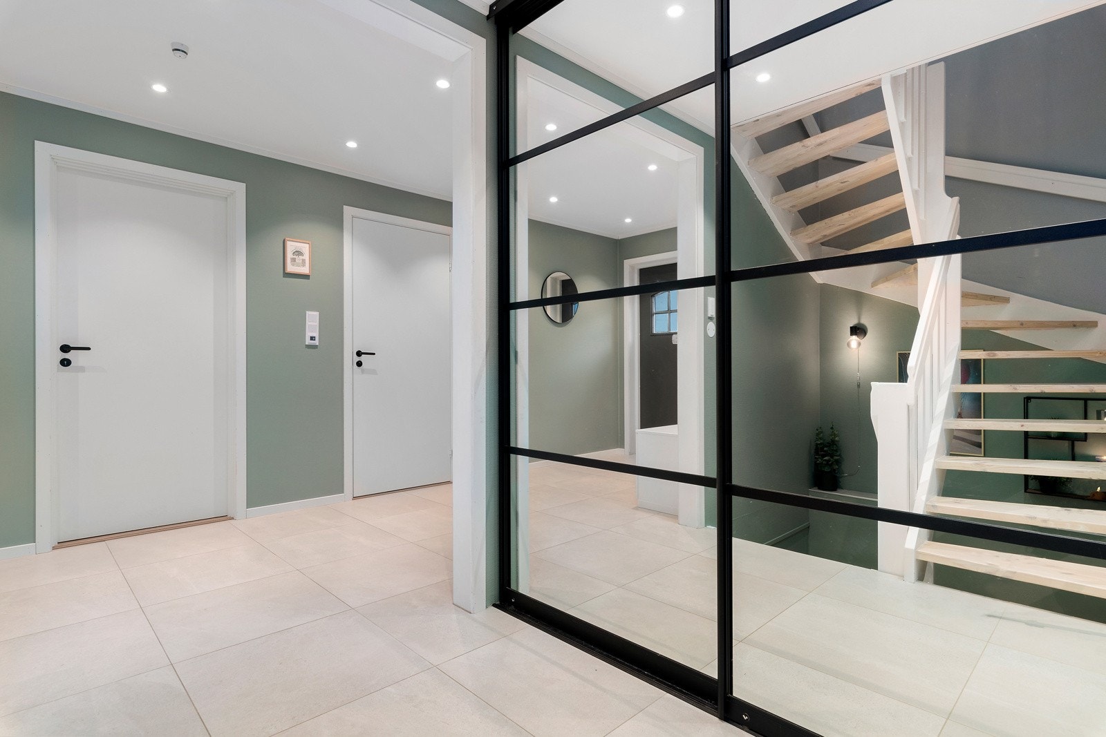 Her kommer man inn til enn romslig og innbydende gang med skyvedørsgarderobe. Galleribilde