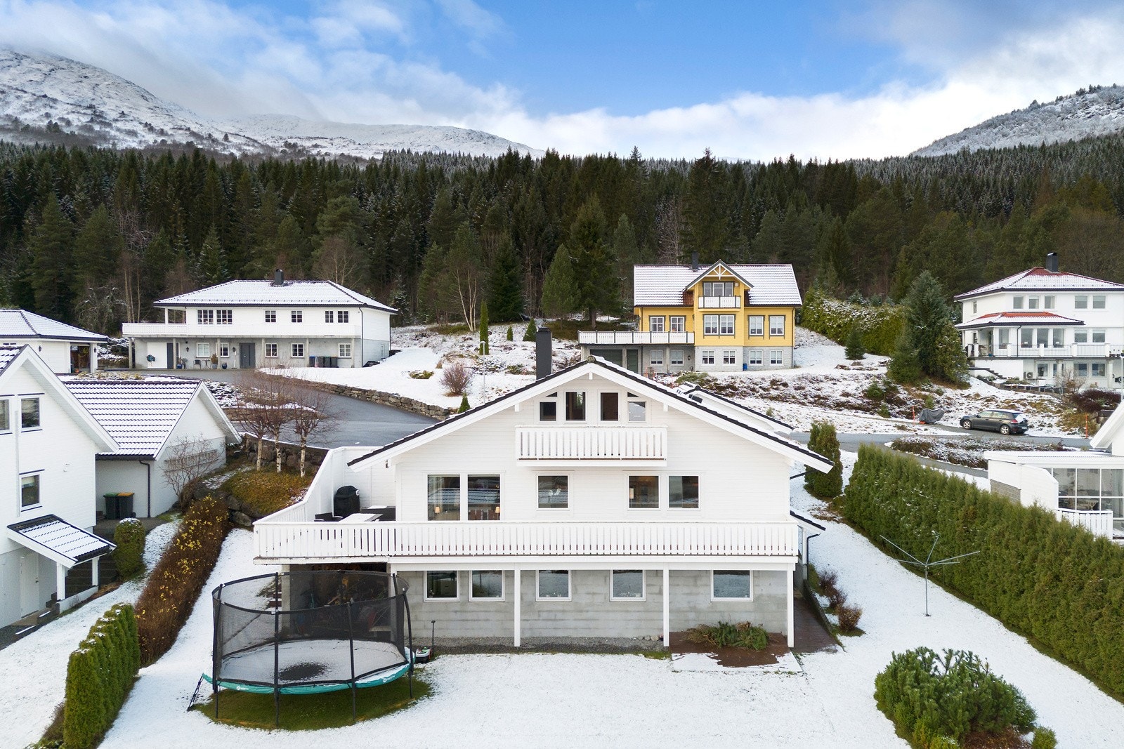 Boligen ble oppført i 1995 og går over tre etasjer og har flat hage i fremkant. Galleribilde