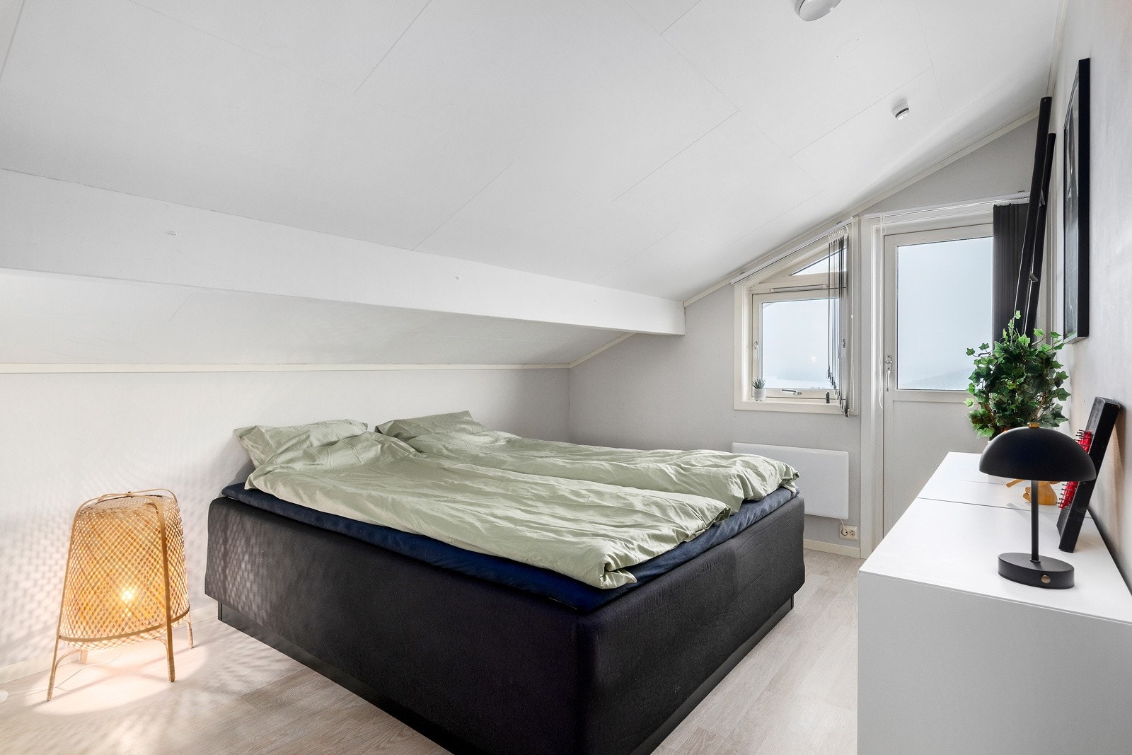 På dette soverommet er det god plass til dobbeltseng, nattbord og garderobeskap. Galleribilde