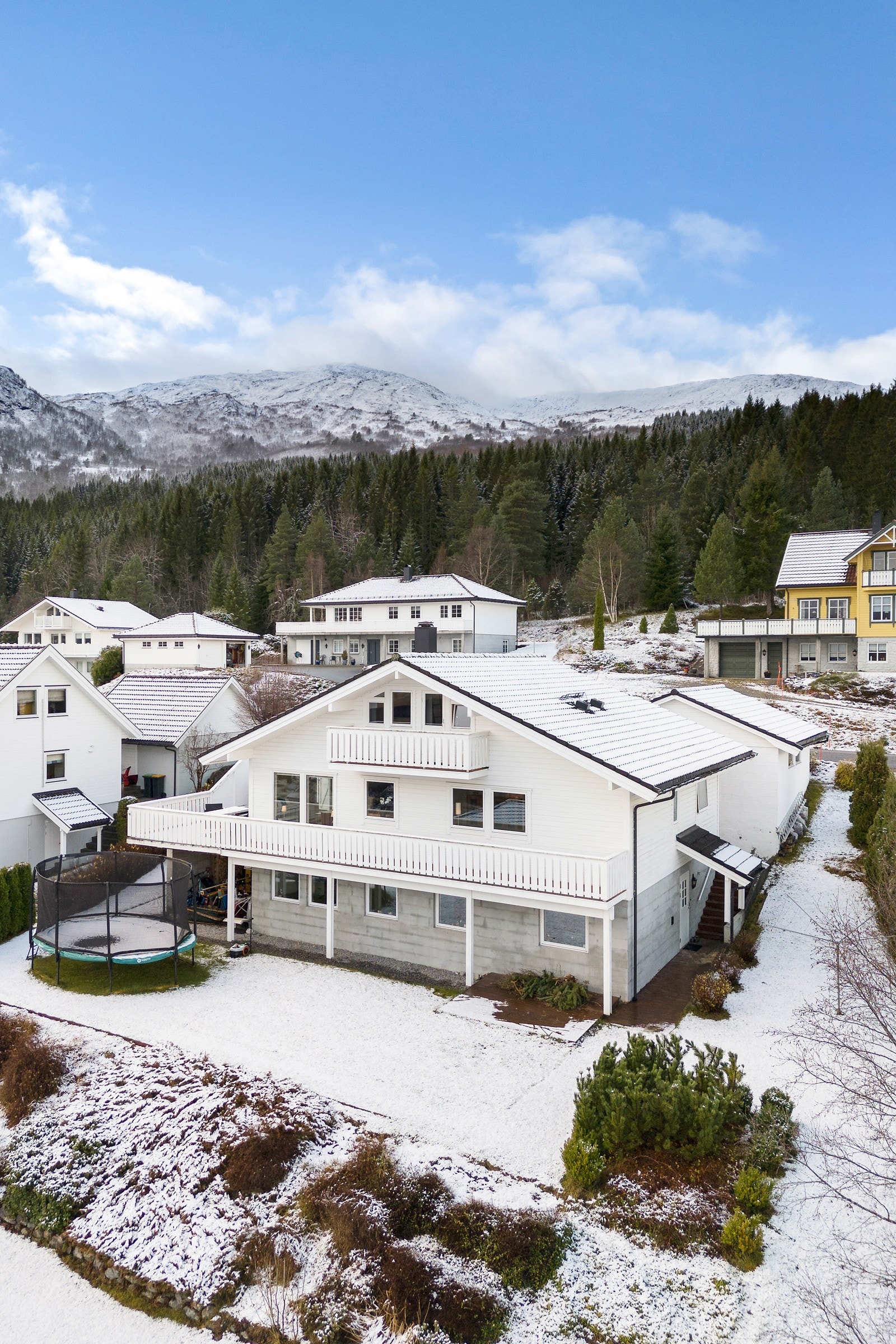 Her ser man ta deler av tomten er tilnærmet flat. Galleribilde