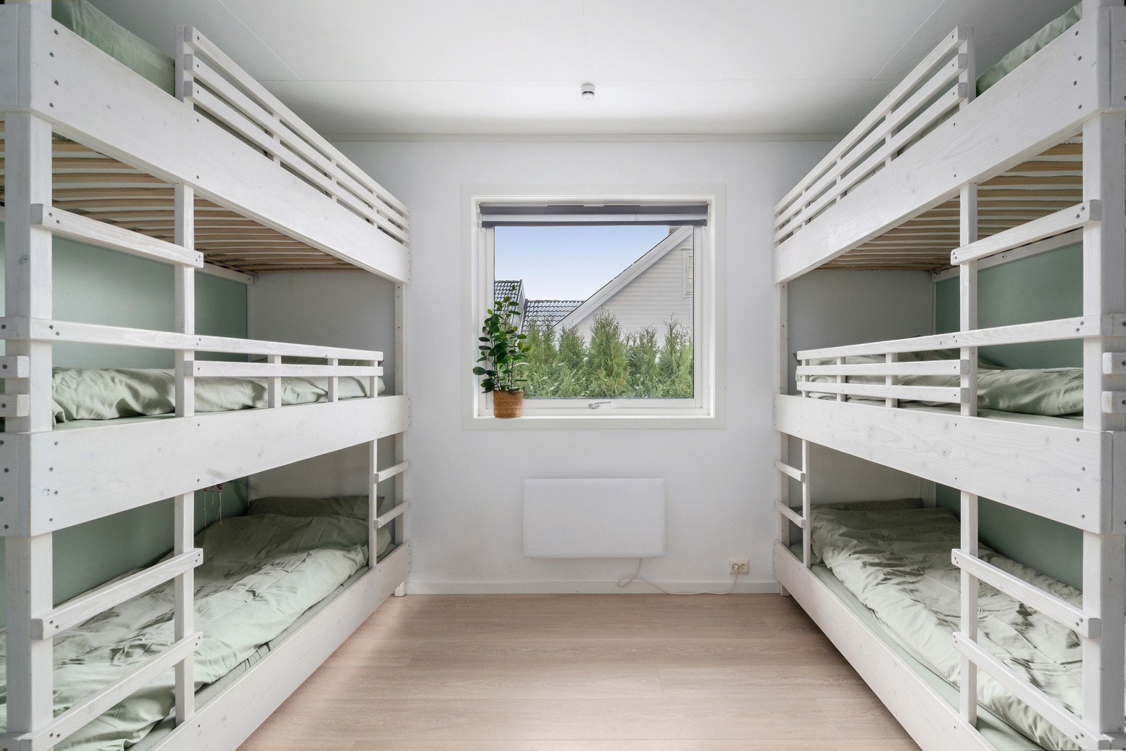 Det er et soverom i hovedetasjen. Dette er innredet med plassbygde køyesenger. Disse følger ikke med i salget. Galleribilde