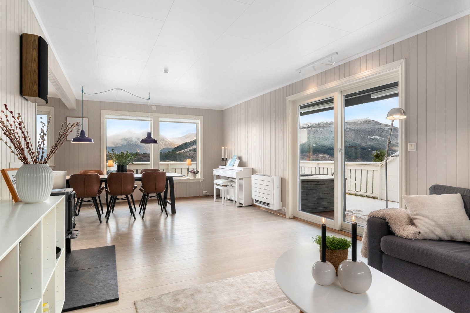 Det er utgang til terrassen fra stuen. Galleribilde