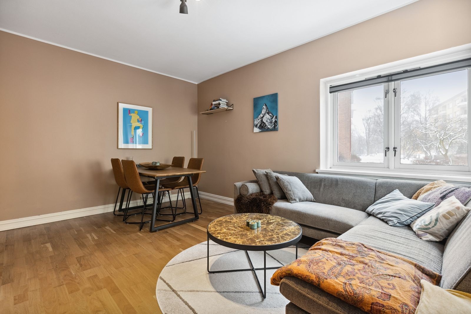 Store vindusflater som gir gode lysforhold Galleribilde