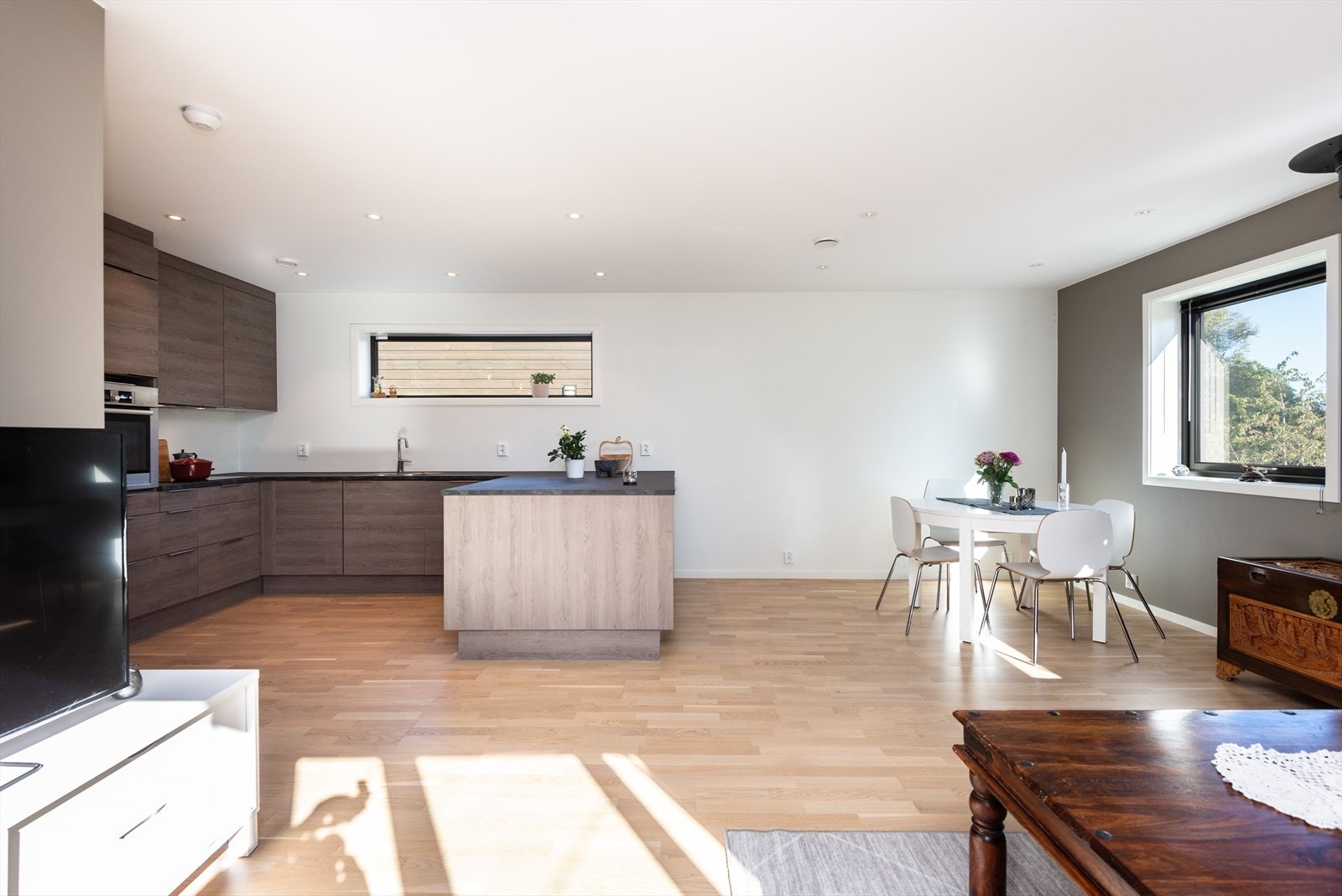 Parkettgulv og åpen løsning gir god romfølelse i stue og kjøkkenområde. Galleribilde