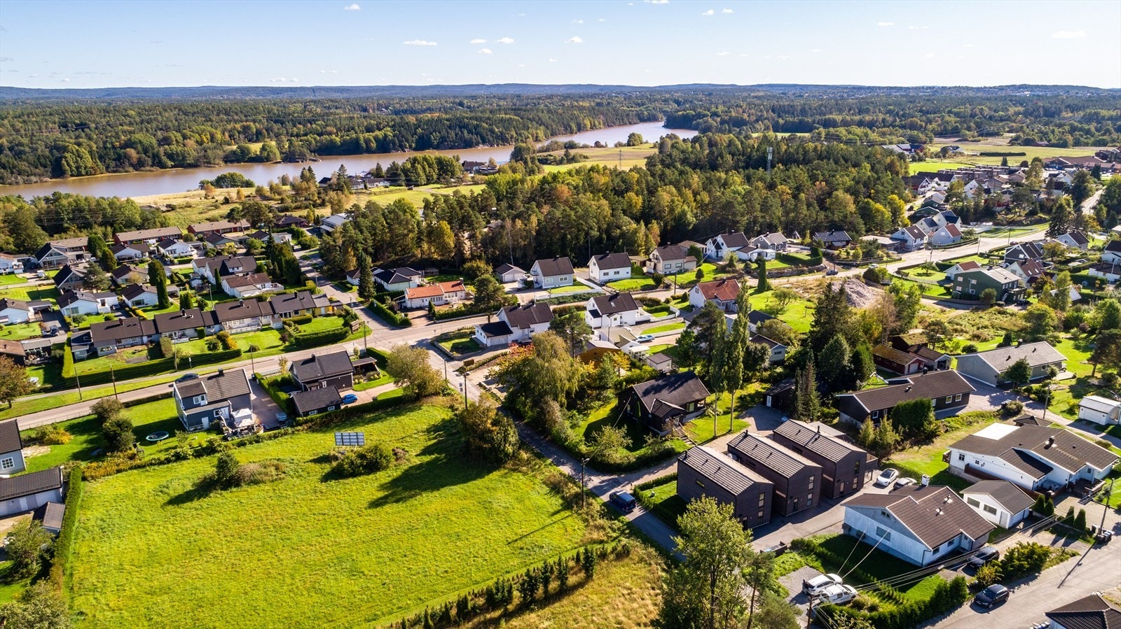 Området rundt boligen er relativt flatt med nærhet til naturskjønne omgivelser ved elven. Galleribilde