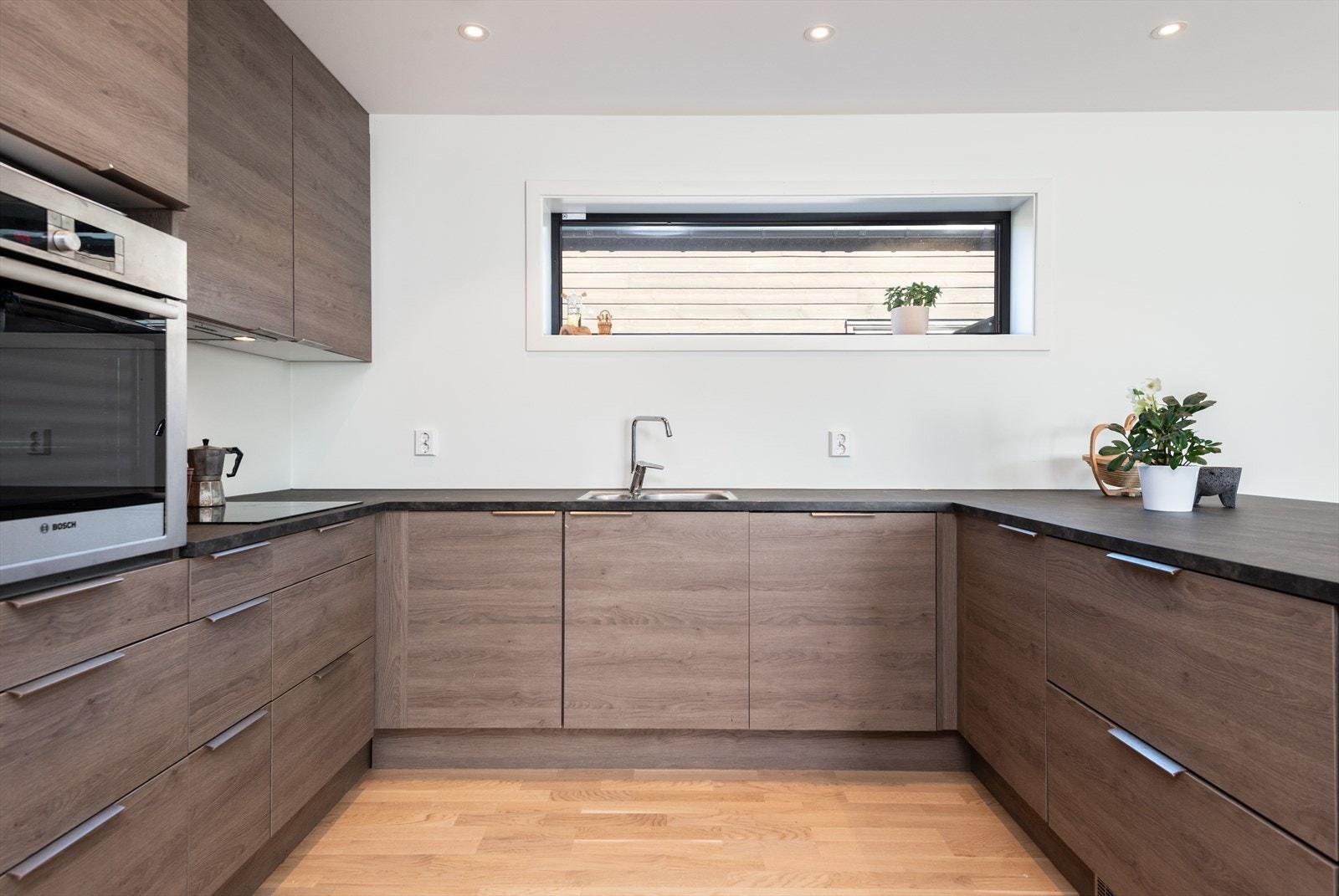 Laminert benkeplate med nedfelt vask gir et praktisk arbeidsområde. Galleribilde