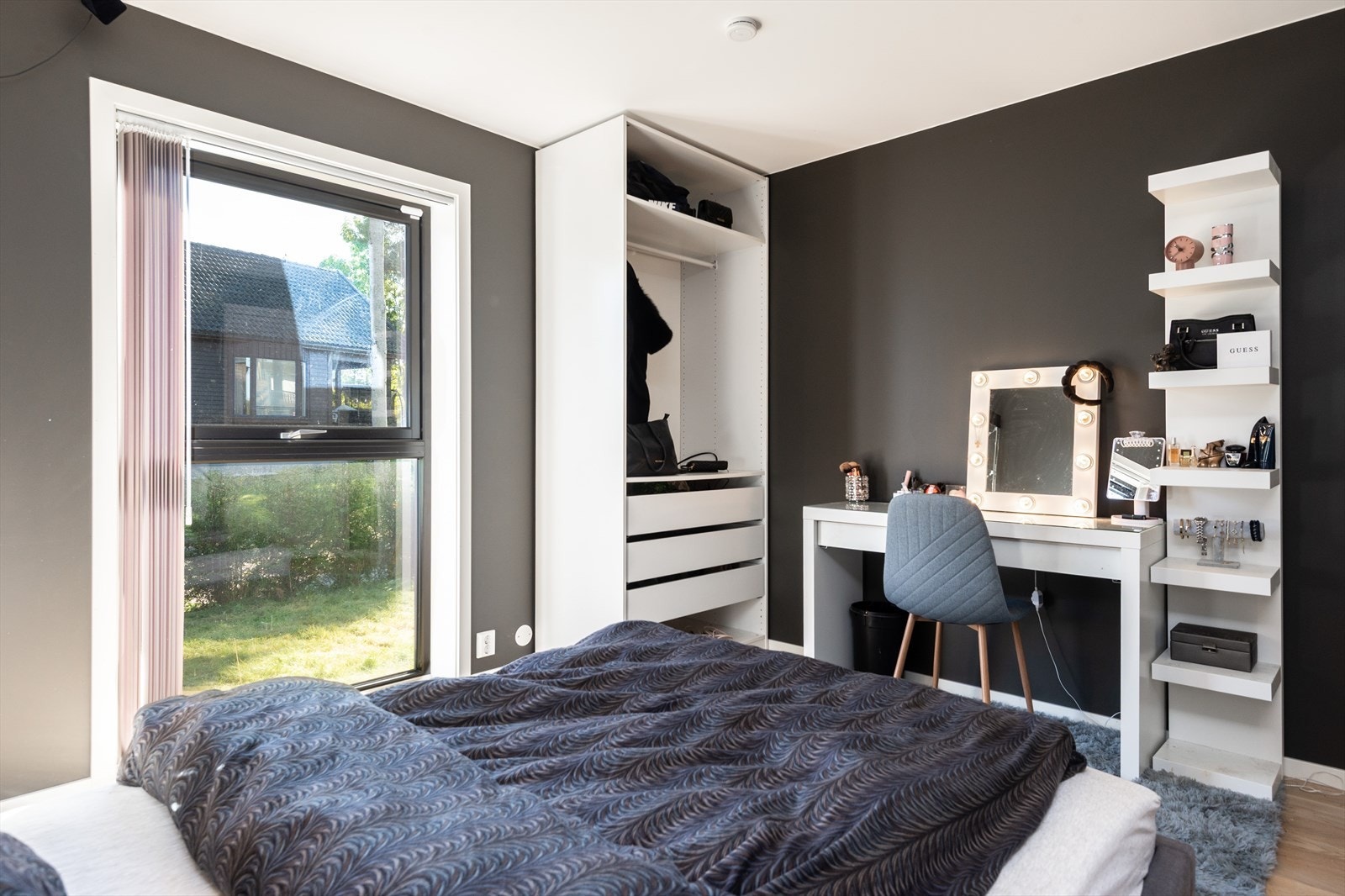 Store vindusflater gir rikelig med dagslys inn i rommet. Galleribilde