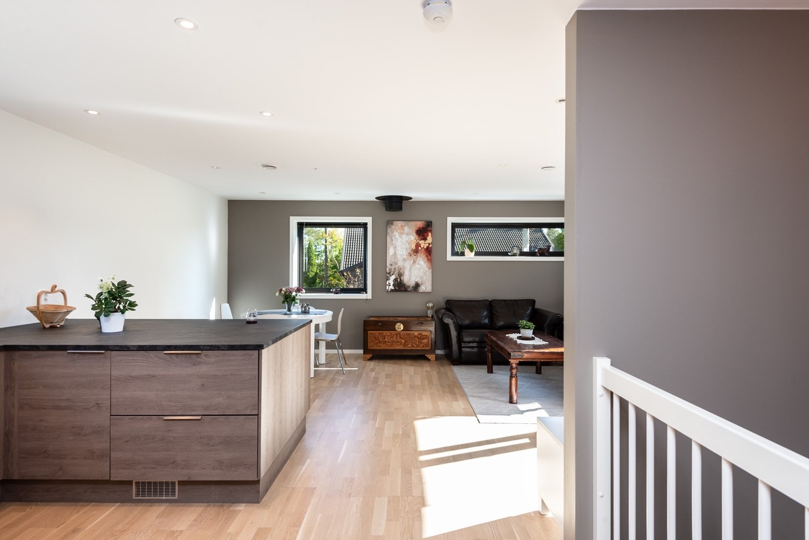 Parkettgulv og slettmalte vegger gir en moderne stue med god plass til møblering. Galleribilde