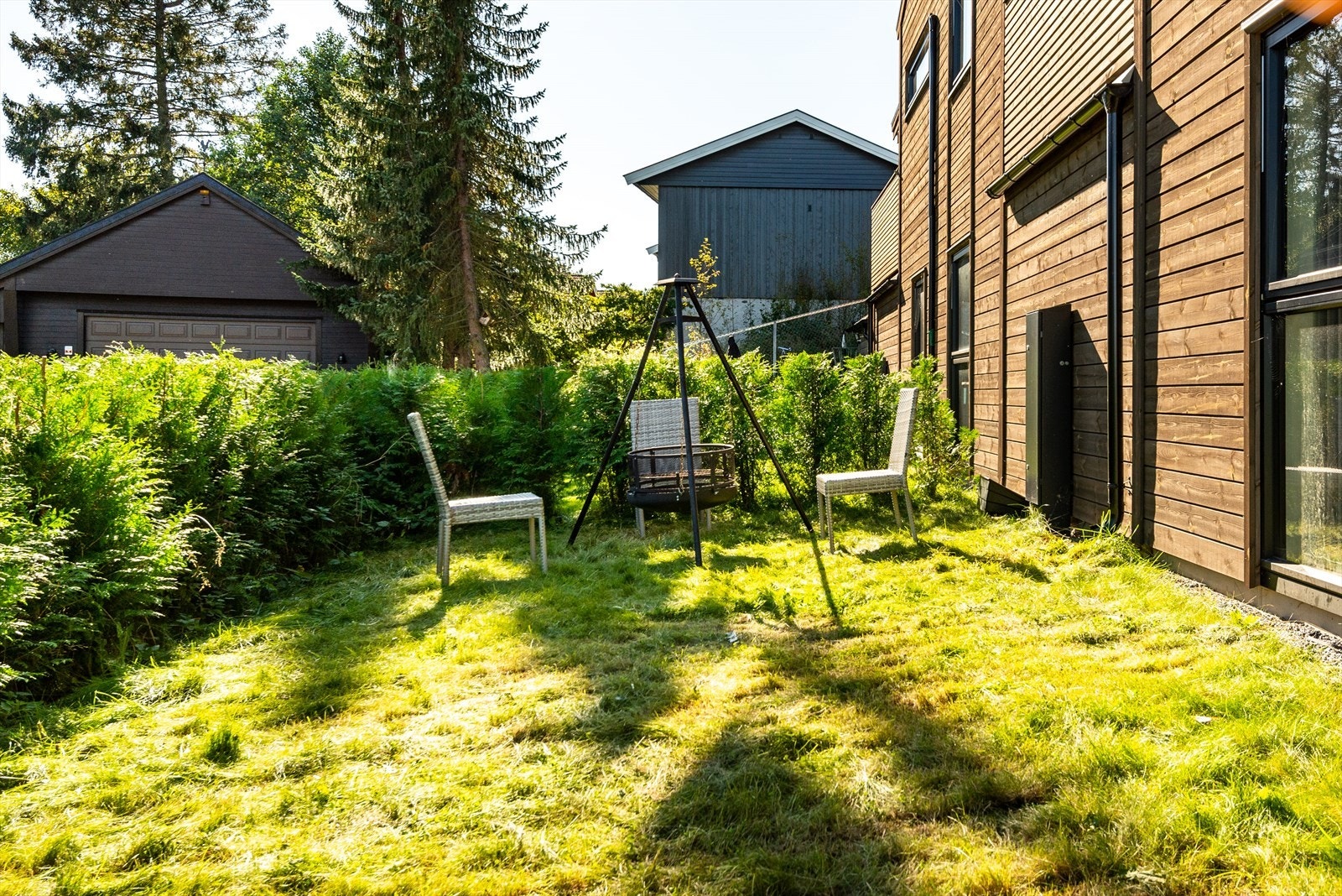 Tomten har mindre gressarealer med diverse beplantninger, ideelt for avslapning. Her er det muligheter for å lage en adkomst via carporten til hagen. Galleribilde