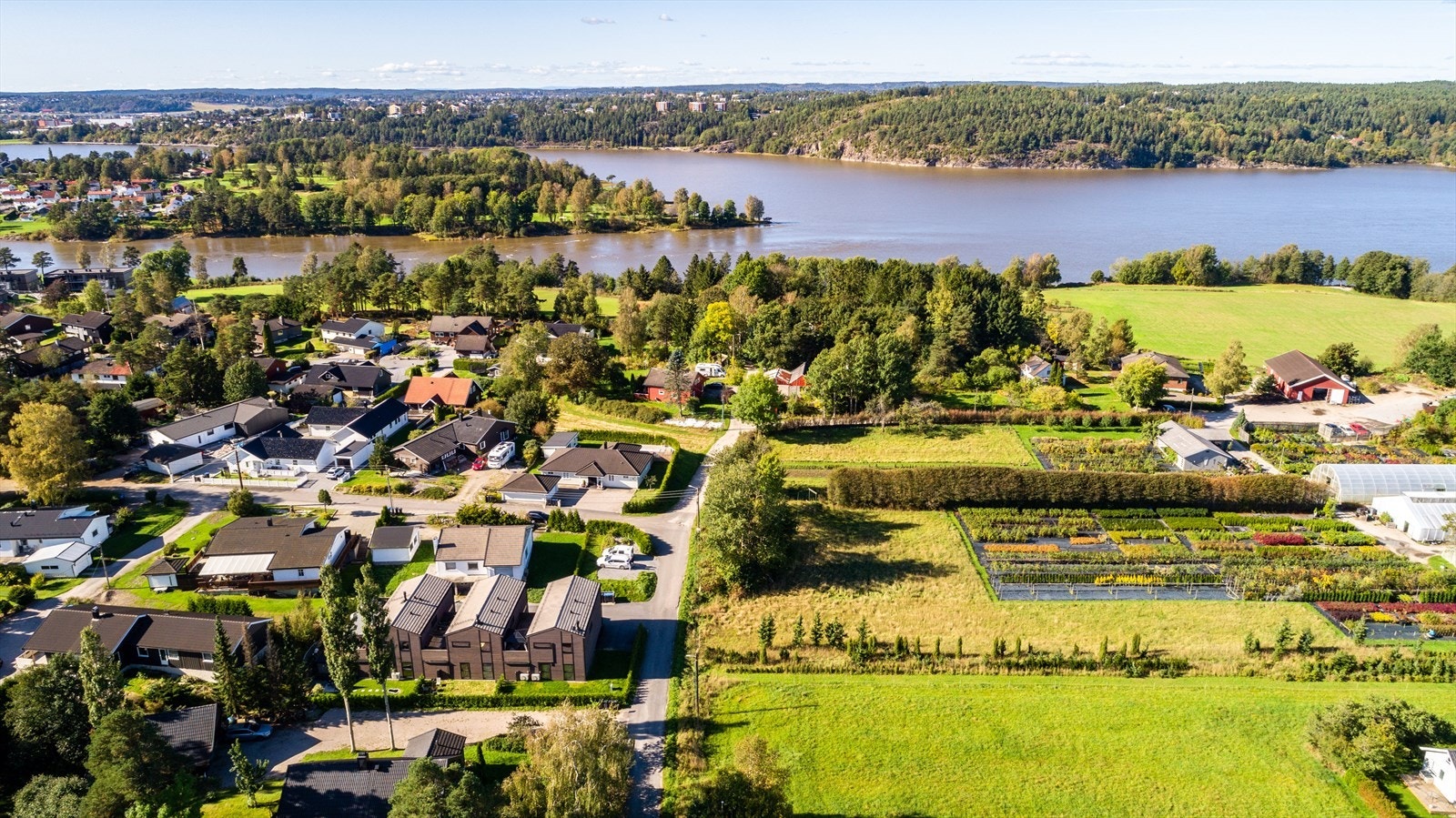 Boligen ligger i et rolig nabolag med nærhet til både natur og vann, ideelt for friluftsliv. Galleribilde