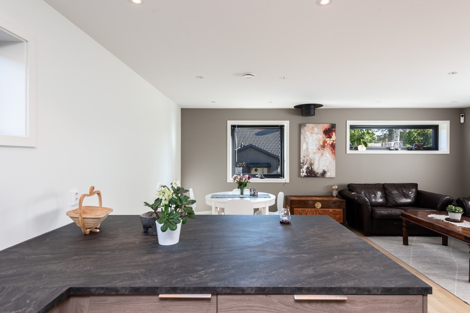 Laminert benkeplate gir en praktisk arbeidsflate på kjøkkenet. Galleribilde