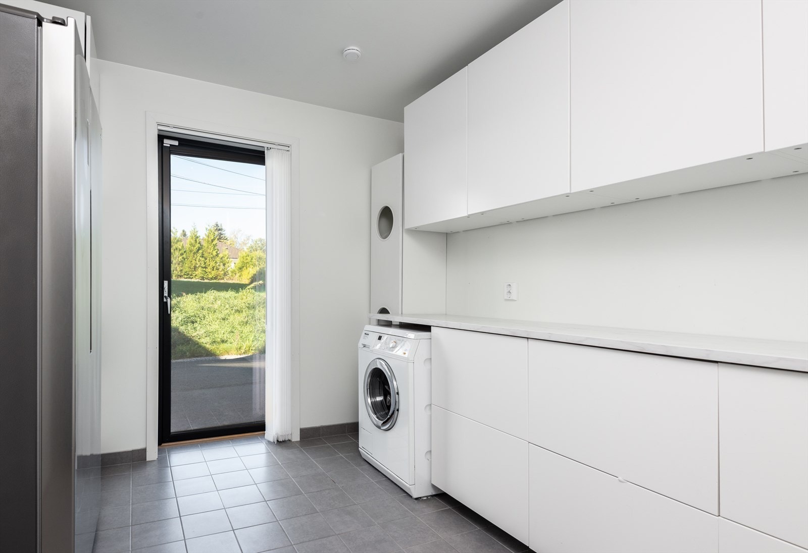 Flislagt gulv med gulvvarme gir komfort i vaskerommet, som har mekanisk avtrekk for effektiv ventilasjon (kilde: tilstandsrapport). Galleribilde