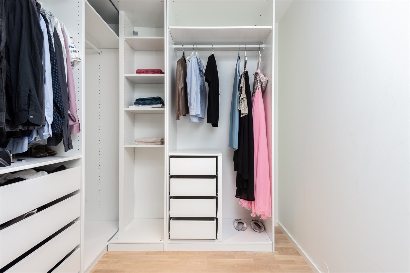 Garderobeløsning med skyvedør og Pax innredning gir effektiv oppbevaring. Galleribilde