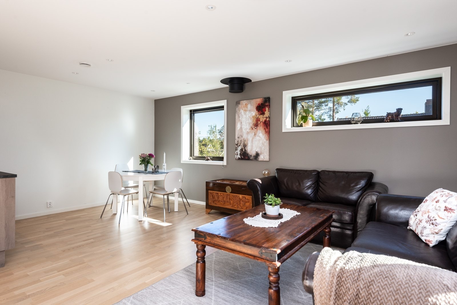 Vindusflater gir lysinnslipp og utsyn mot hageområdet. Galleribilde