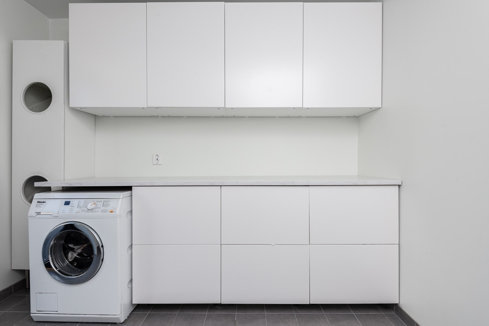 Gipsvegger og tak med sokkelflis nederst gir et ryddig vaskerom. Galleribilde