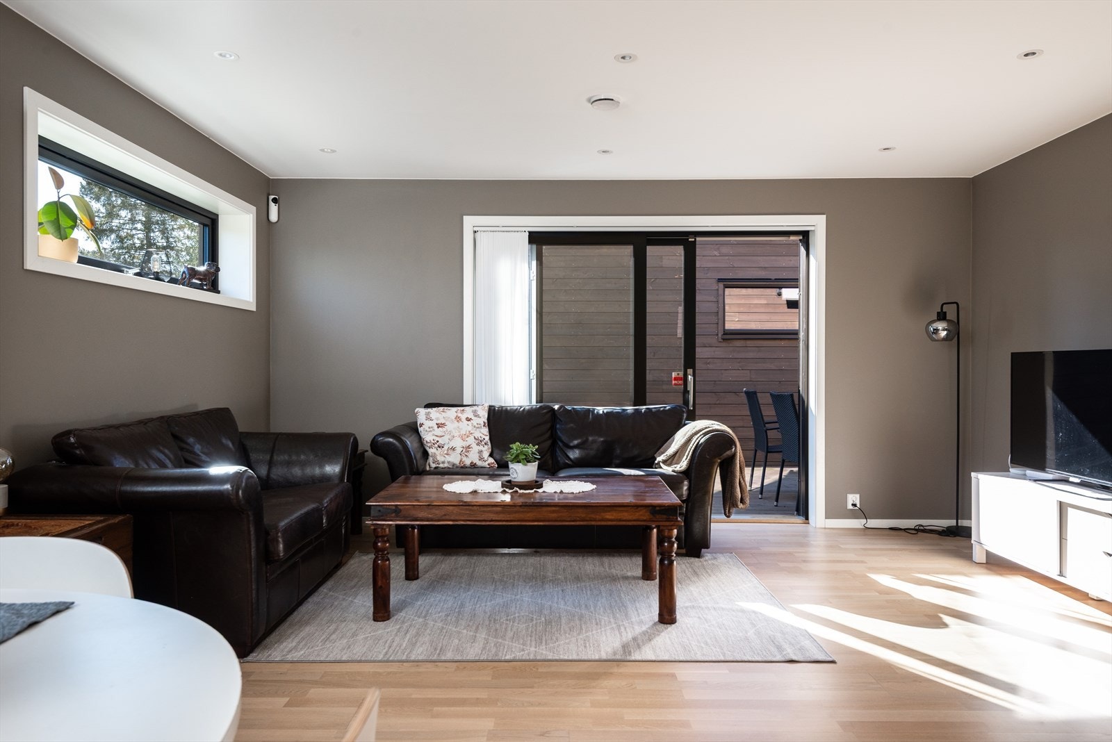 Utgang til terrasse gir enkel tilgang til uteområdet fra oppholdsrommet. Galleribilde