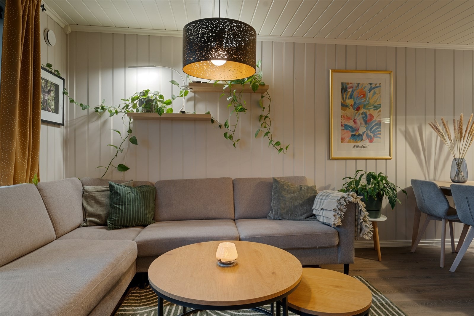 Stuen har god plass til en romslig sofagruppe med tilbehør, og gir mulighet for en komfortabel og sosial sone. Galleribilde