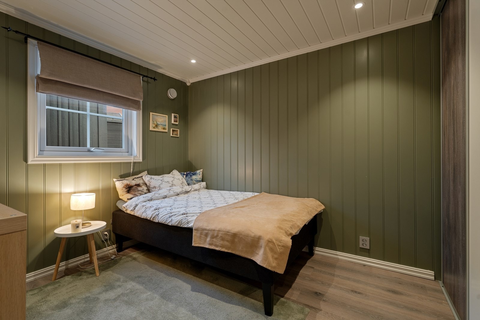 Dette gjør rommet svært funksjonelt - perfekt som barnerom med ekstra soveplass, eller som gjesterom når familie og venner kommer på besøk. Galleribilde