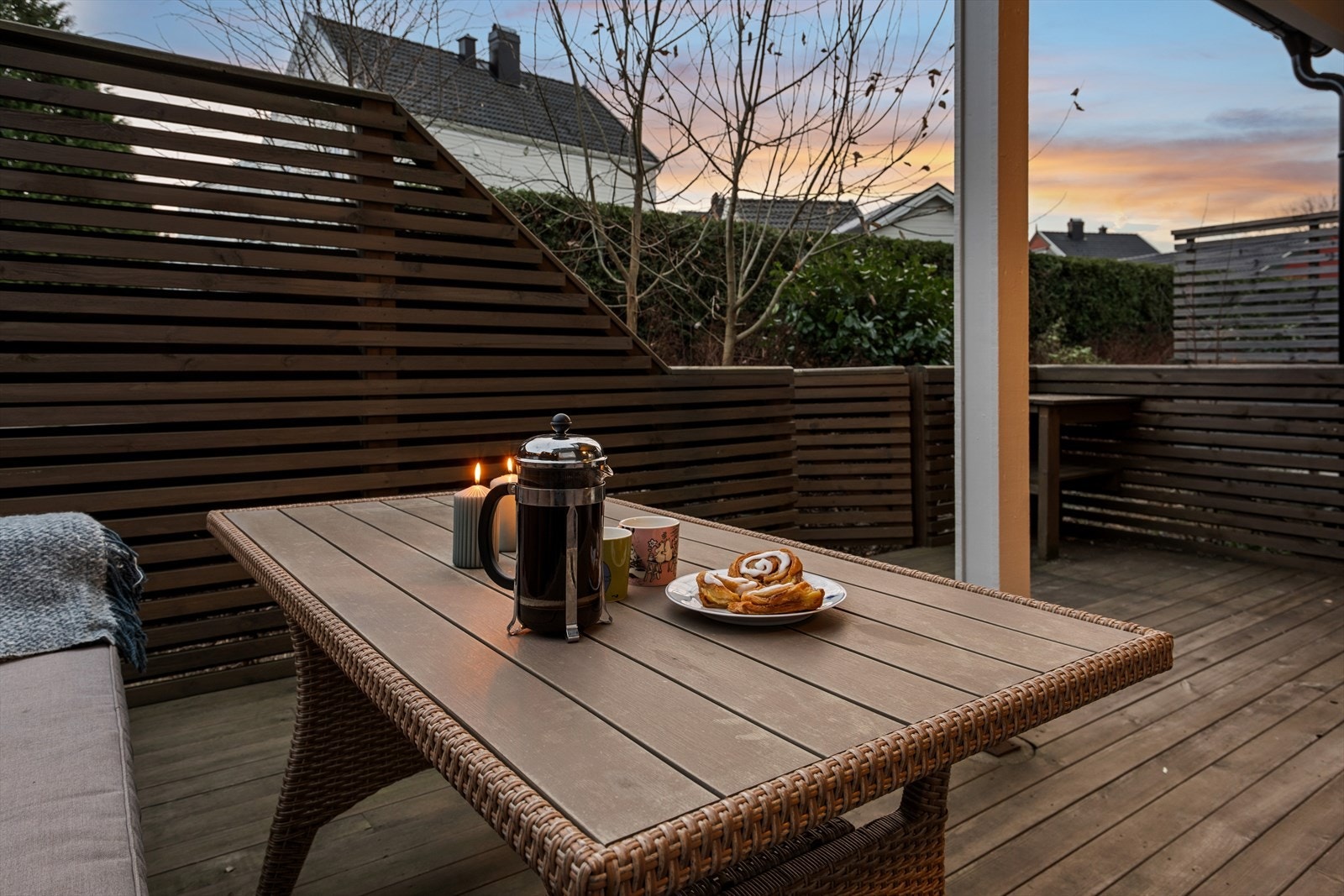 Her kan du enkelt ta med deg morgenkaffen ut i solen eller åpne opp for hyggelige sammenkomster på varme sommerkvelder. Galleribilde