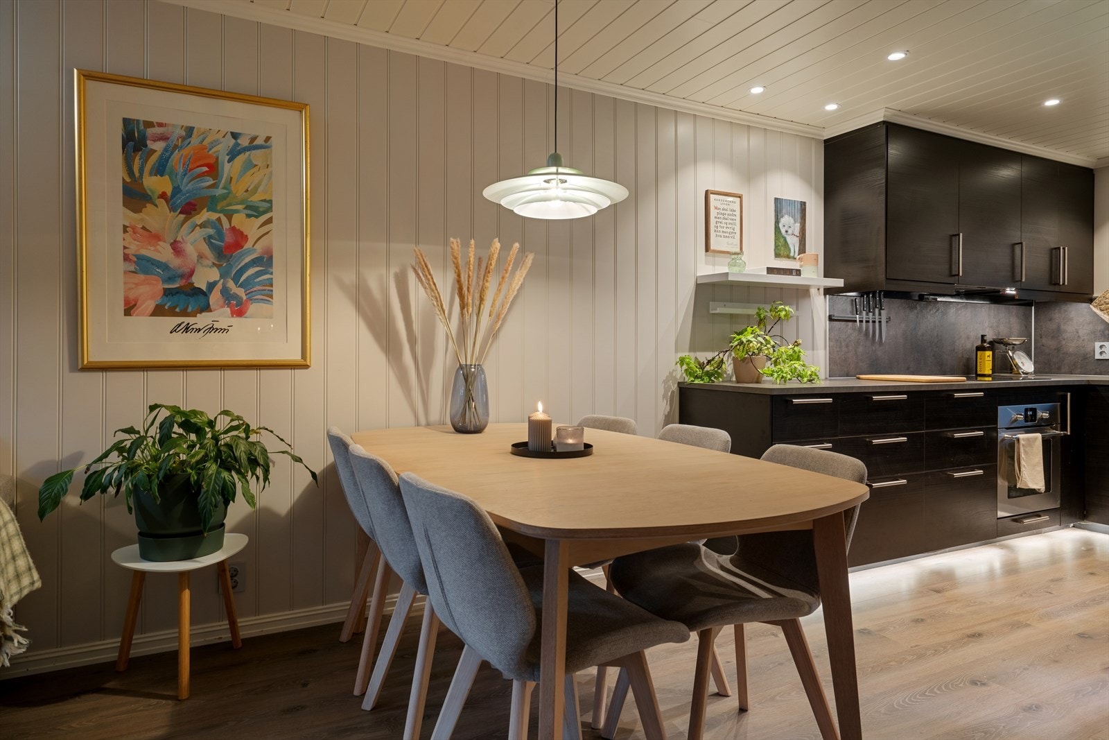 Her er det god plass til spisebord, slik at stue og kjøkken blir et naturlig samlingspunkt for både hverdag og fest. Galleribilde