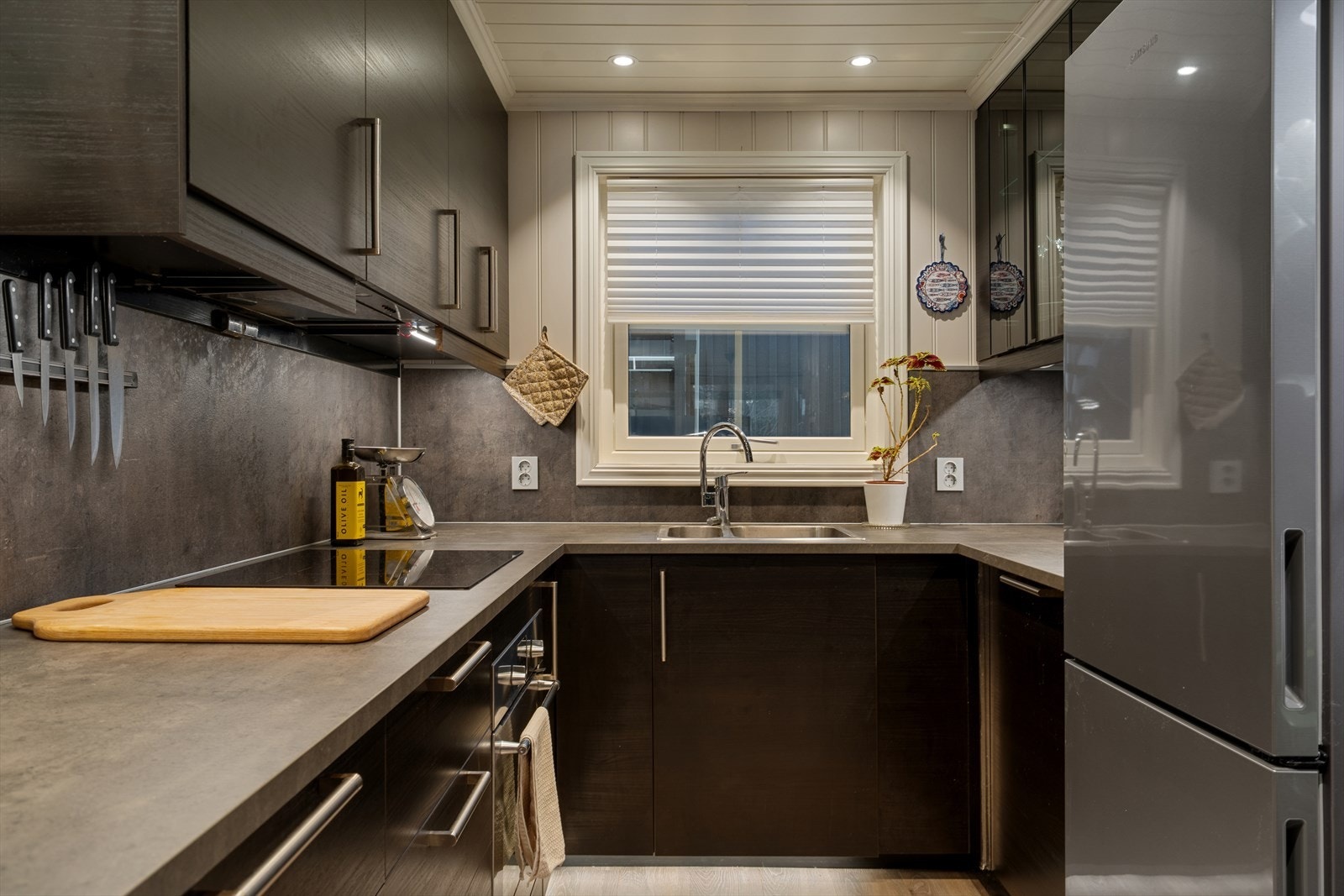 Downlights i himlingen gir behagelig belysning, og et vindu slipper inn godt med naturlig lys. Galleribilde