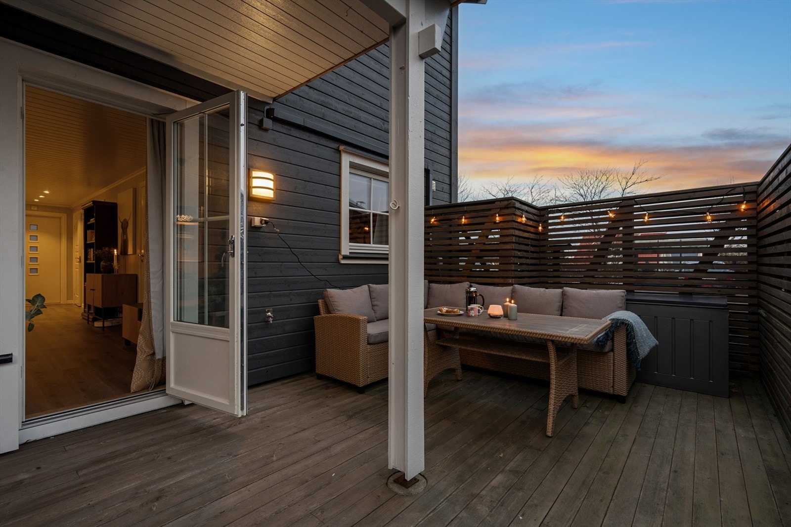 Terrassen er sørvendt og gir god plass til både sittegrupper, spisebord og grill. Galleribilde