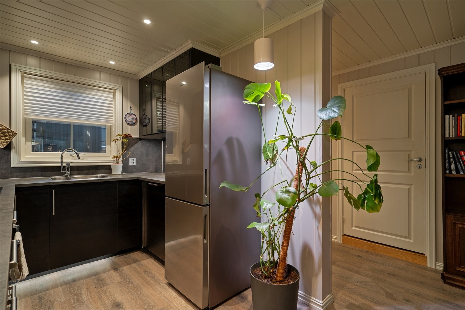 Kjøkkenet er utstyrt med en effektiv kjøkkenventilator med avtrekk ut, som sikrer god luftkvalitet og fjerner matos og damp på en rask og behagelig måte. Dette gir et friskt inneklima og gjør matlagingen til en mer komfortabel opplevelse. Galleribilde