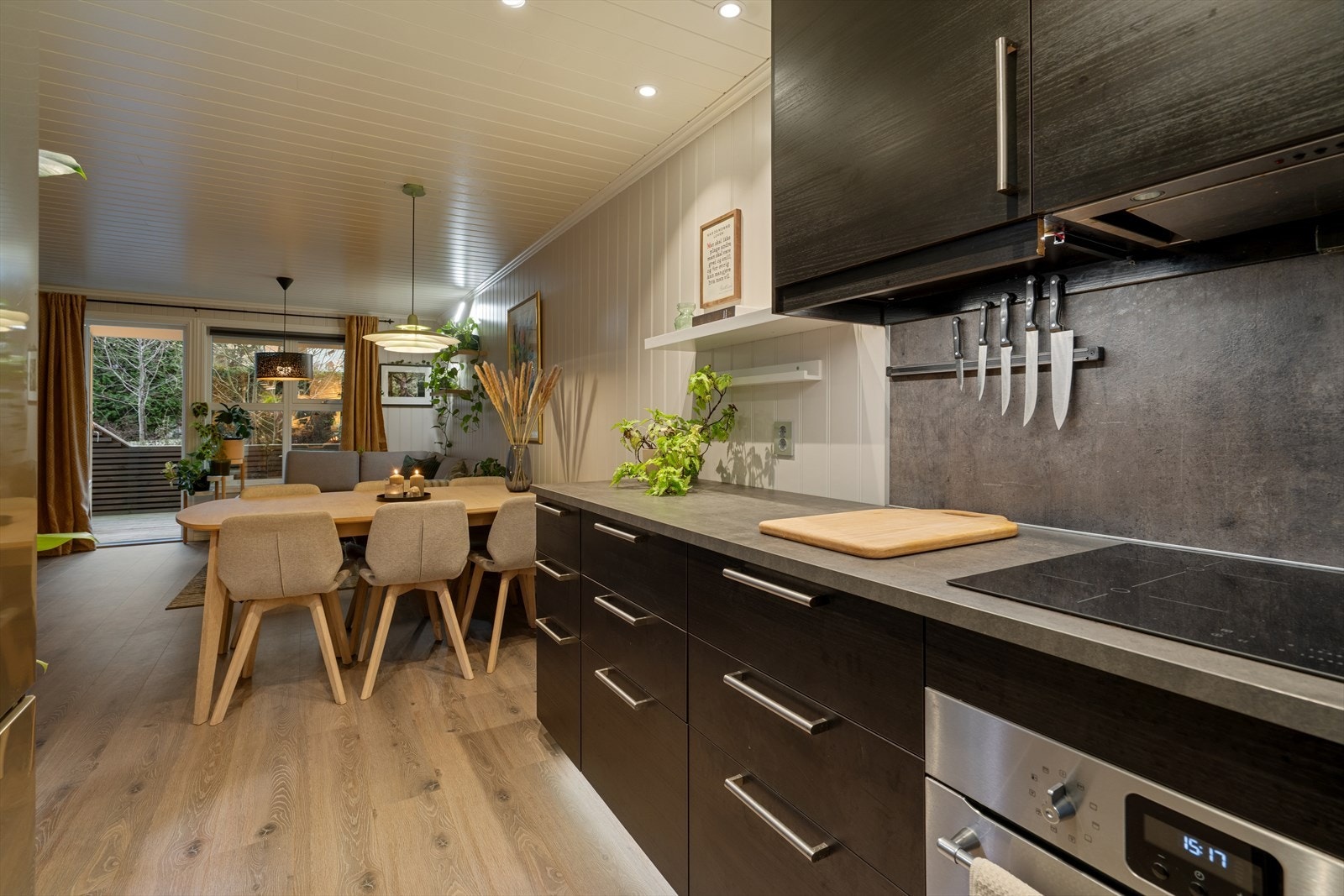 Hvitevarer som stekeovn, platetopp, oppvaskmaskin og frittstående kjøleskap følger med. Galleribilde