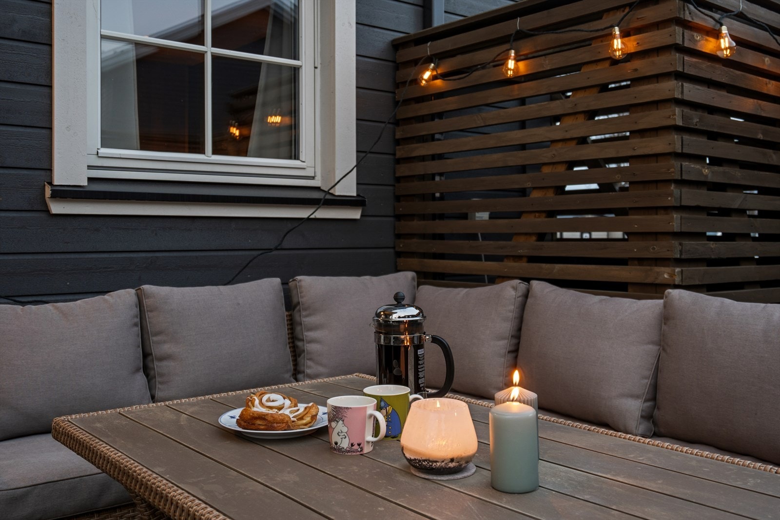 Terrassen er skjermet med levegger som gir privatliv og beskyttelse mot vind. Galleribilde