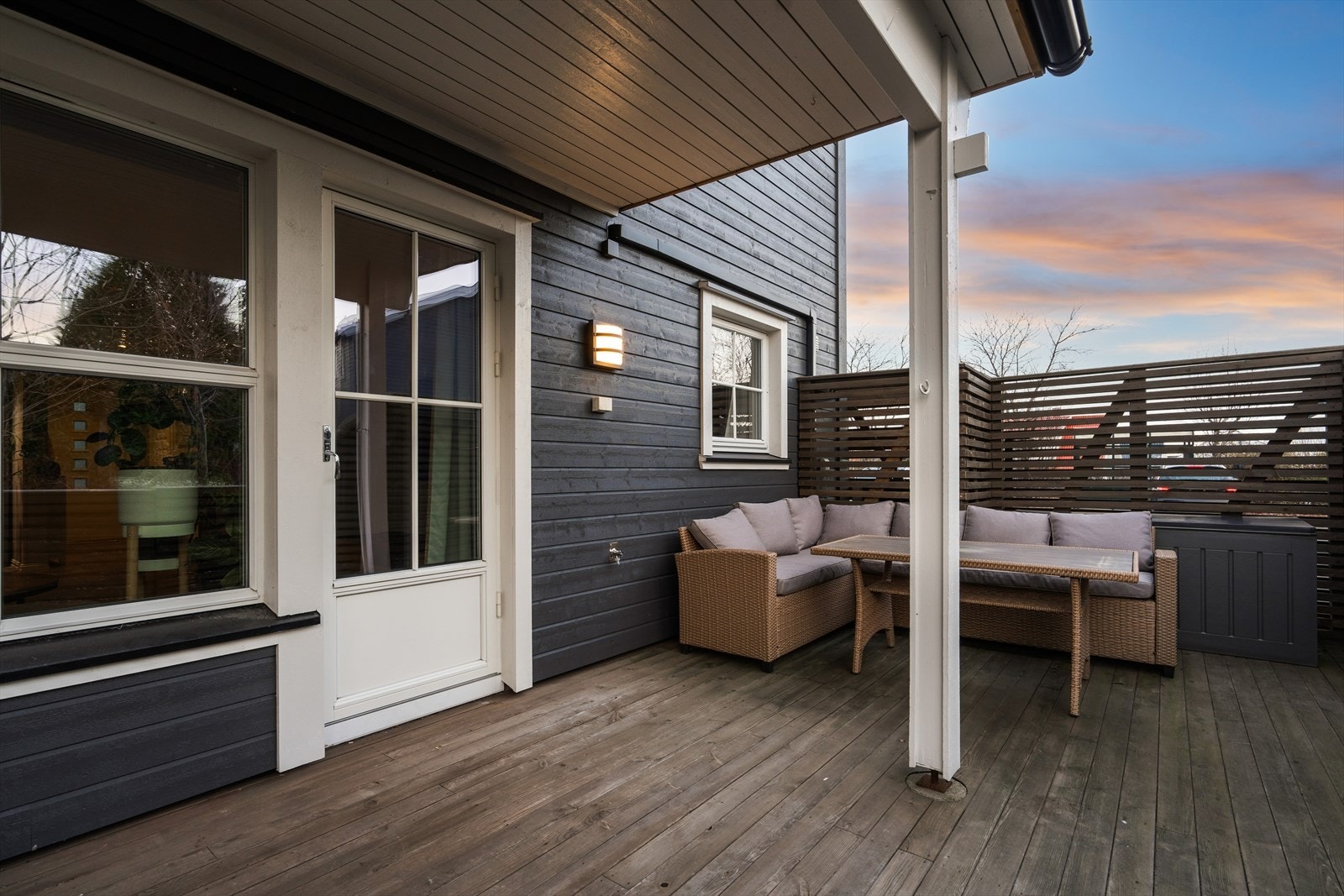 Direkte utgang til terrassen gir en sømløs overgang mellom inne og ute, og skaper en naturlig forlengelse av stuen. Galleribilde