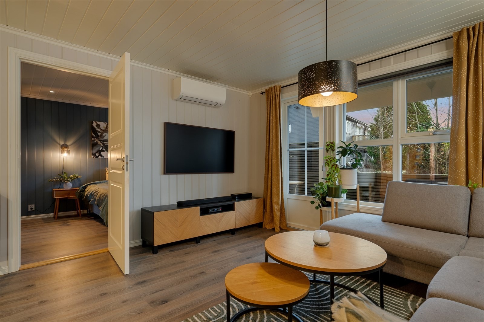 Videre inn åpner boligen seg mot en luftig stue- og kjøkkenløsning med god plass til både spisebord og sofagruppe. Fra stuen er det utgang til en lun og skjermet terrasse på 22 kvm. Galleribilde