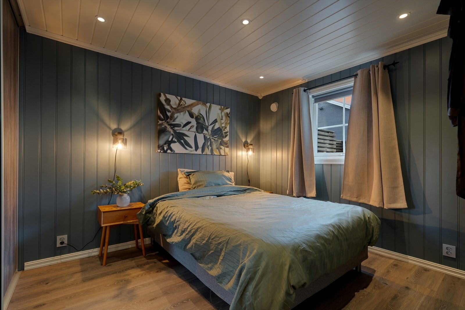 Panelte vegger og laminatgulv gir et solid og vedlikeholdsvennlig soverom. Se pkt. ferdigattest. Galleribilde