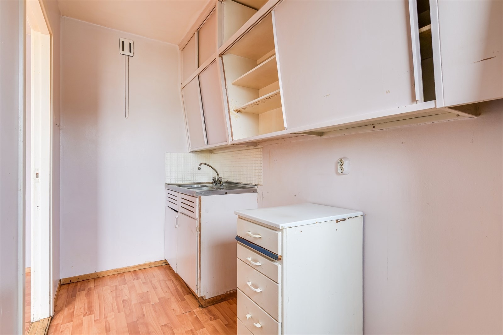 Separat kjøkken med behov for oppgraderinger. Galleribilde