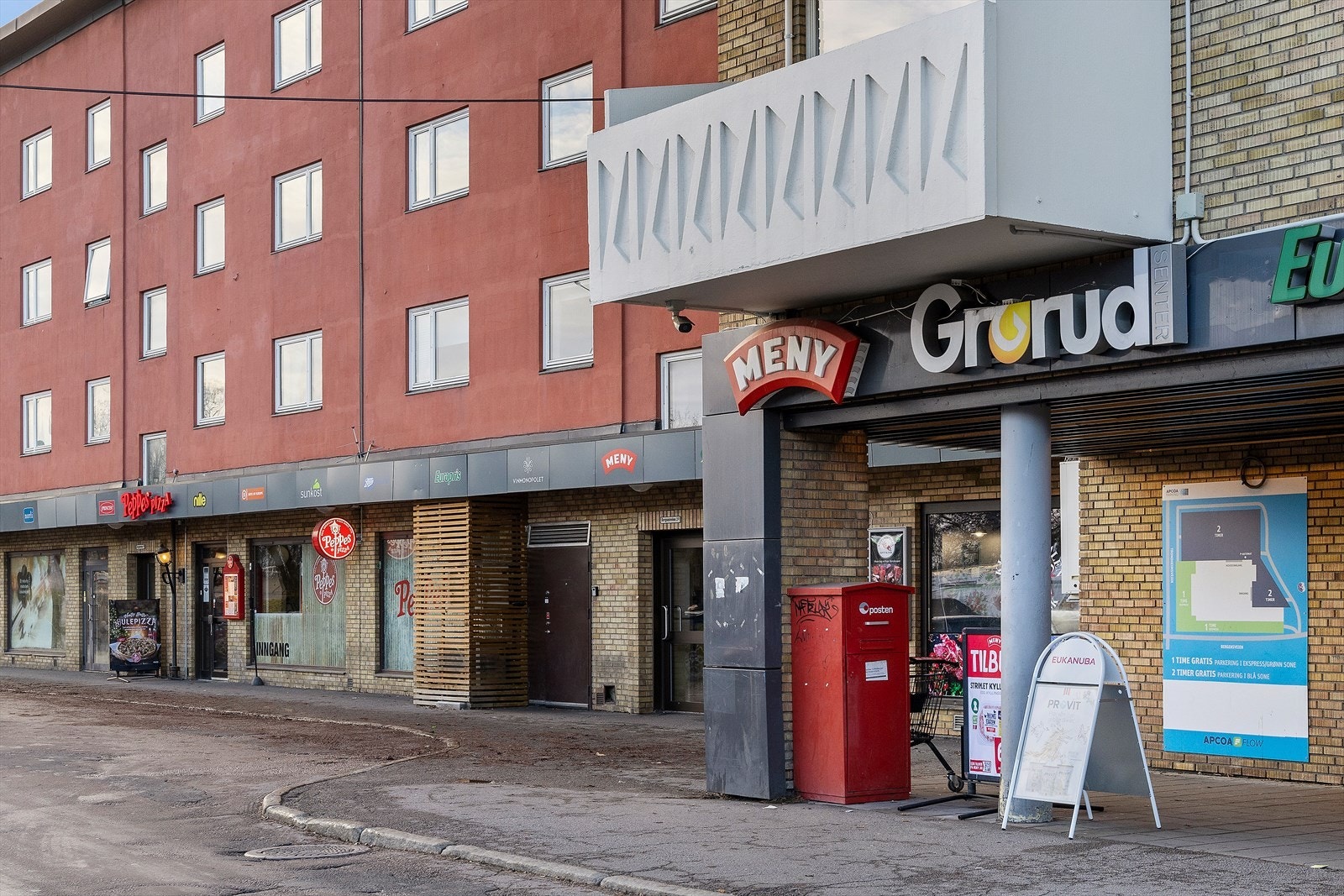 Nærområdet - Kun få minutter gange så kommer du til Grorud senter med 32 butikker/forretninger. Her er alt fra slakter, frisør, klesbutikker, Meny, Peppes Pizza, vinmonopolet, apotek m.m. Galleribilde