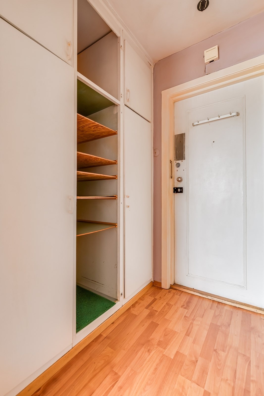 Romslig entre med mye oppbevaringsplass i garderobeløsningen Galleribilde