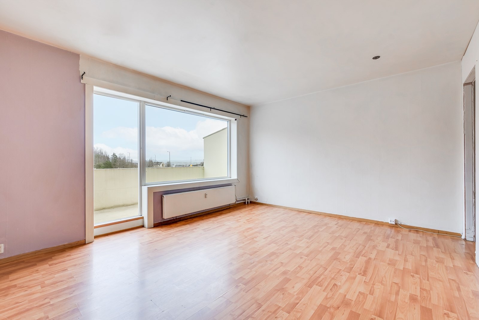 Leiligheten har en store vindusflater som gir masse lysinnslipp. Galleribilde