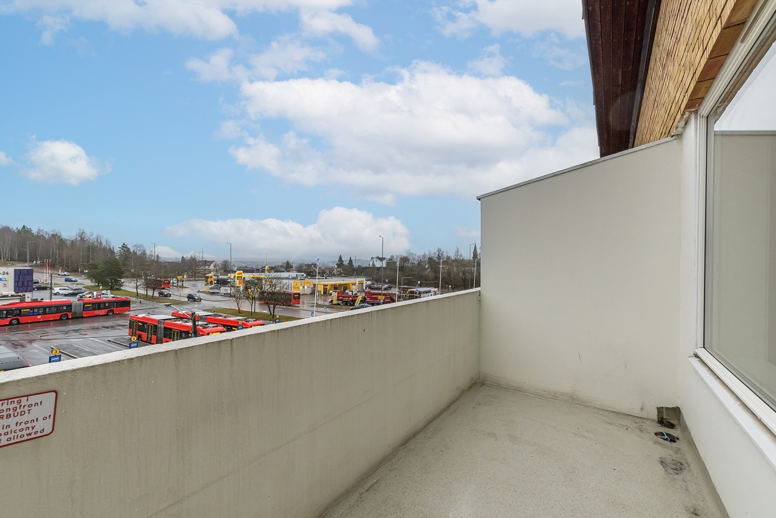 Balkongen vender mot øst og har utsyn ut over nærområdet uten innsyn! Galleribilde