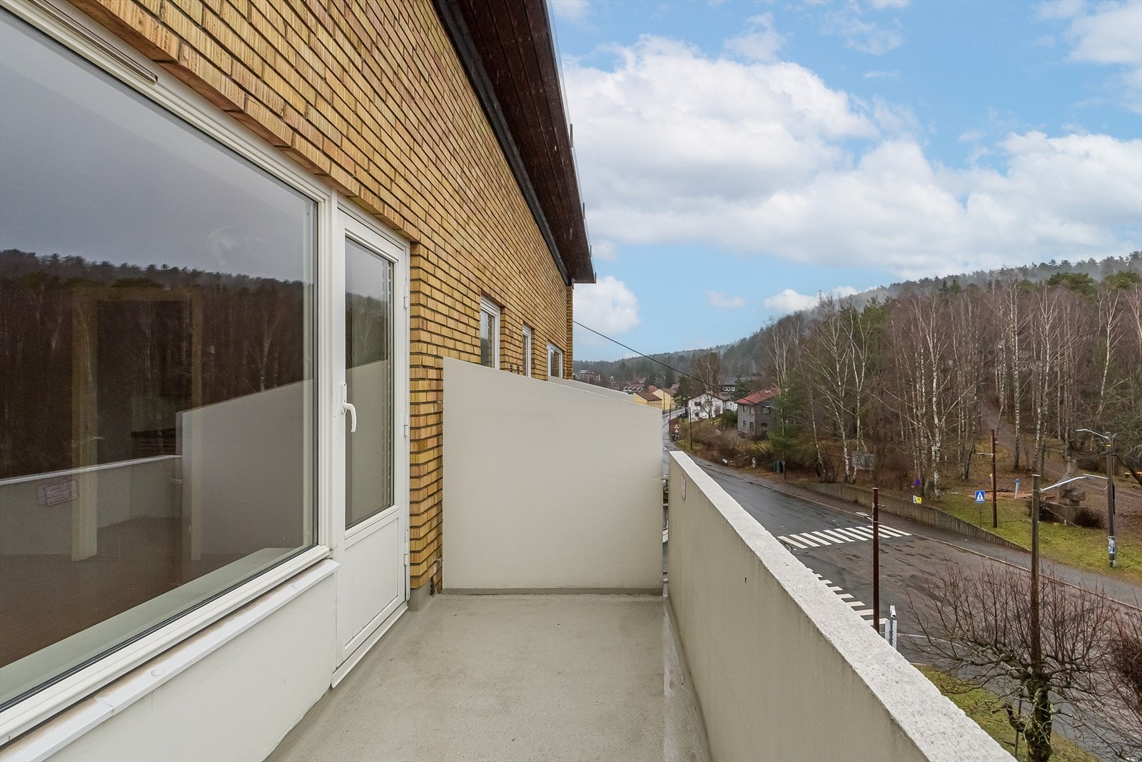 Balkongen har plass for sittegruppe, grill og beplantning. Galleribilde