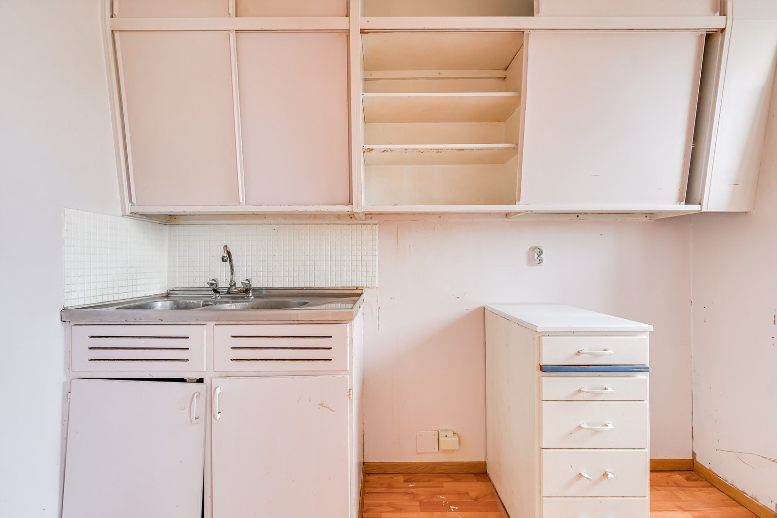 Original kjøkkeninnredning med malte, glatte fronter. Galleribilde