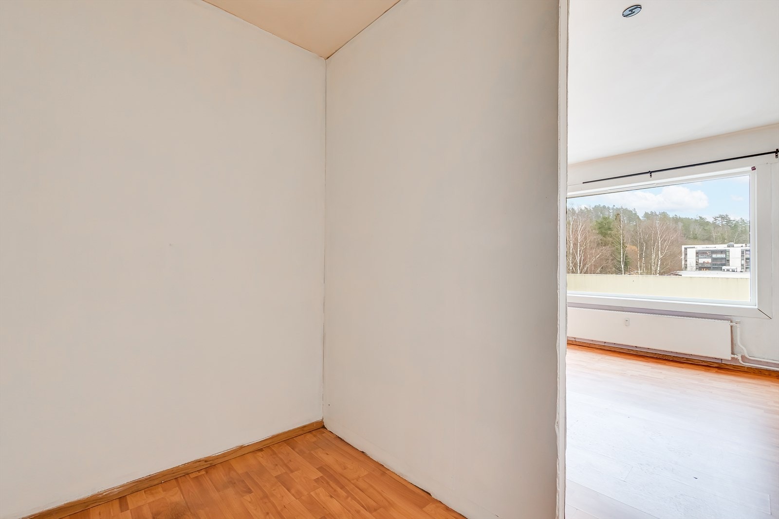 Praktisk sovealkove med plass for seng og garderobe Galleribilde