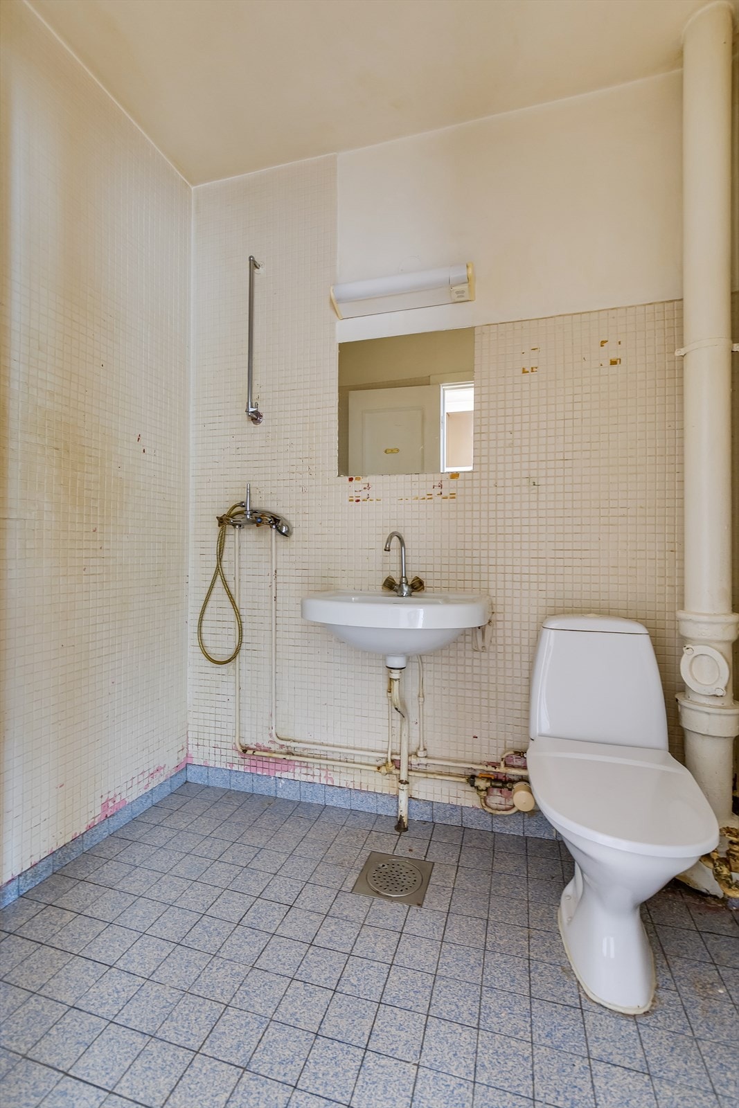 Eldre baderom med behov for oppussing. Badet har fått tg3 fra takstmann og det må påregnes totalrenovering av alle forhold med tettesjikt, våtsone og sluk. Galleribilde