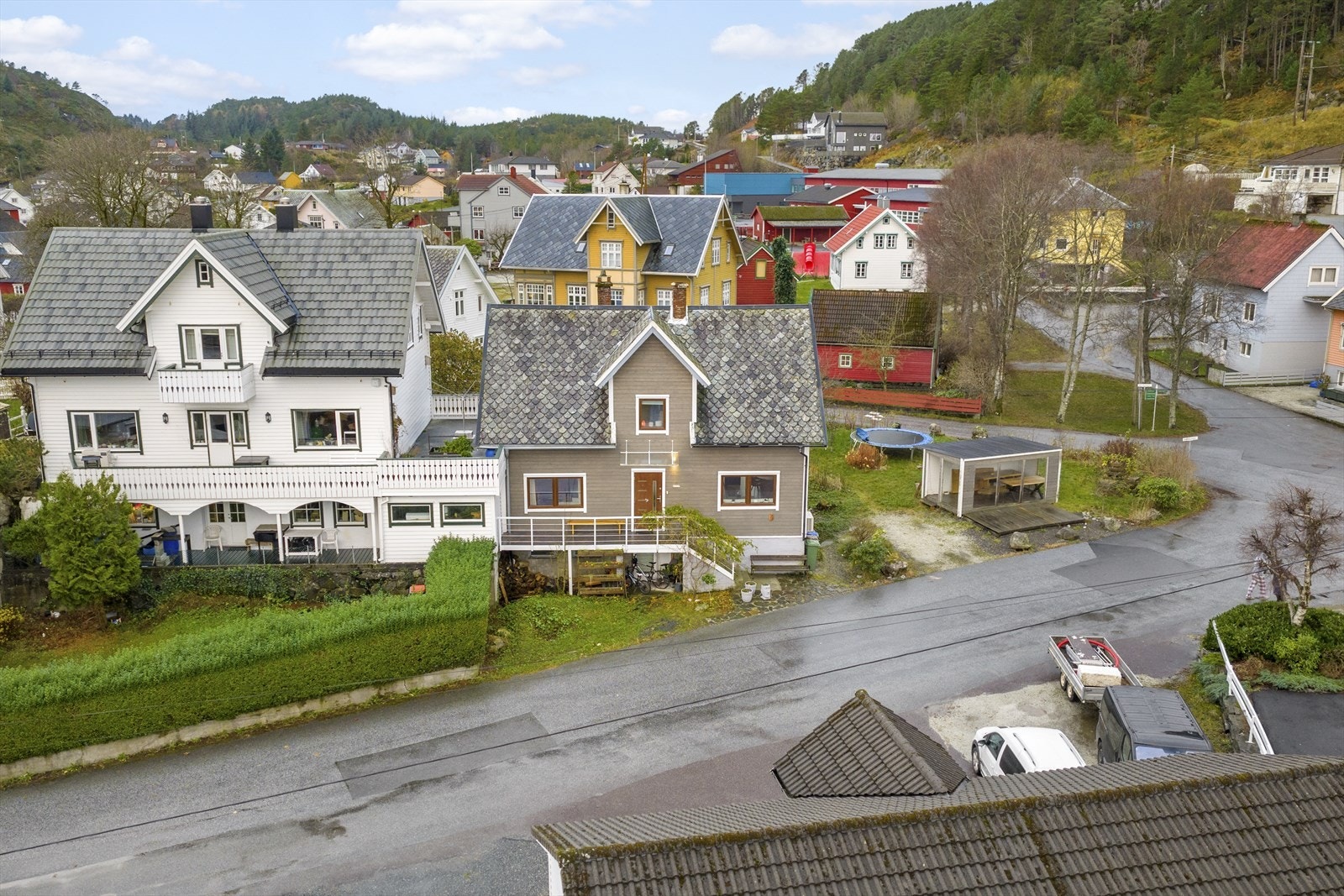 Koselig bustadhus midt i Kalvåg sentrum Galleribilde