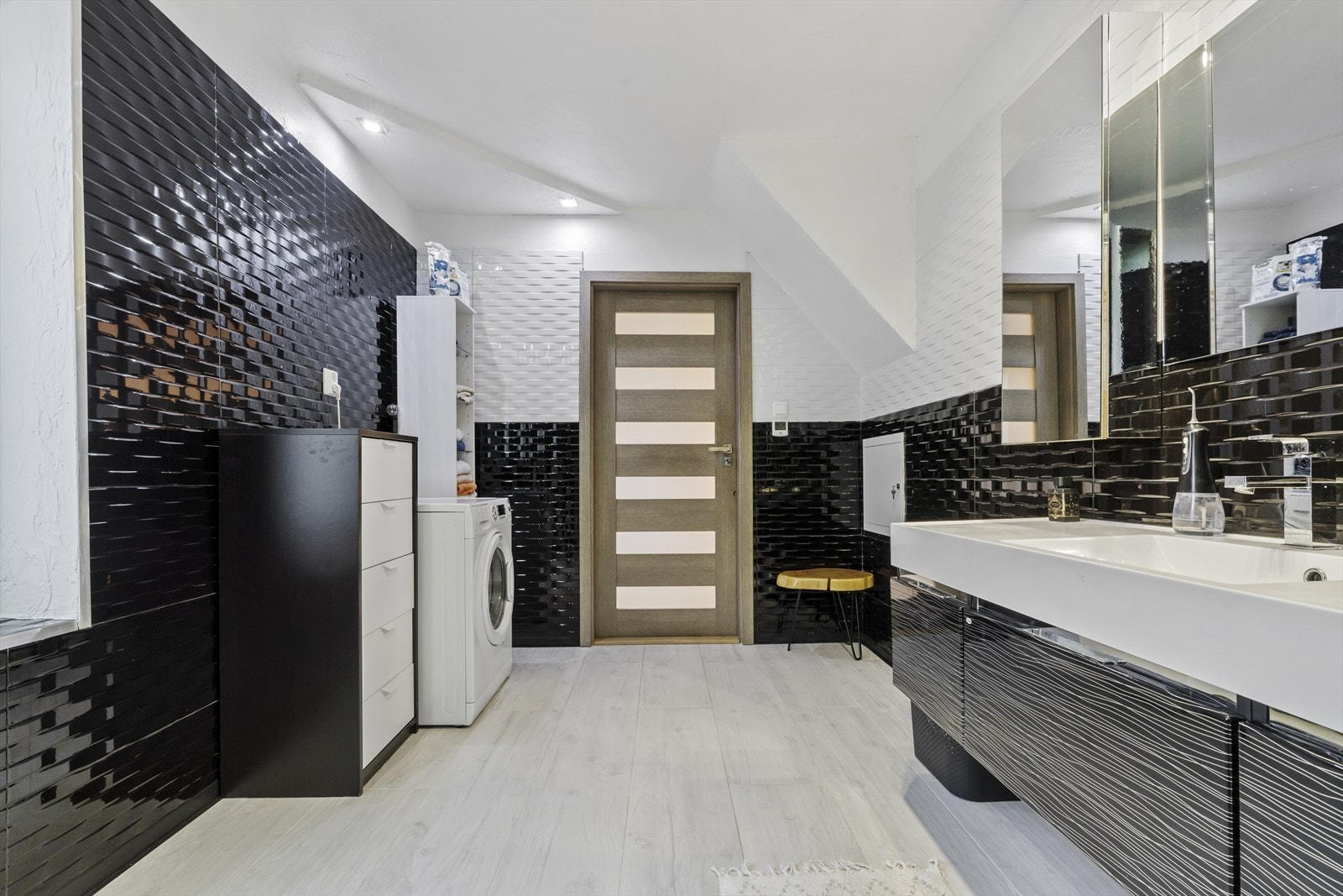 Badet er utvida og renovert i 2014. Flislagt golv og veggar. Galleribilde